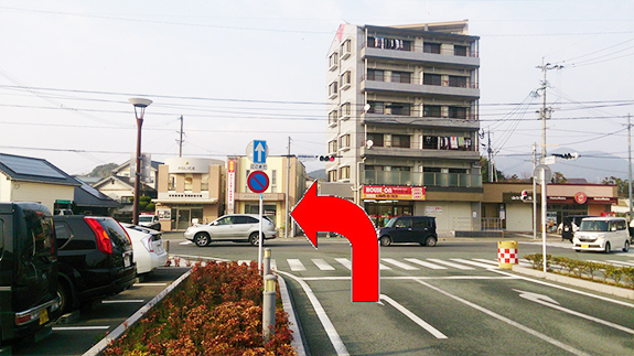 2.赤間駅を背にして交番前を左に曲がり、旧道を真っすぐ